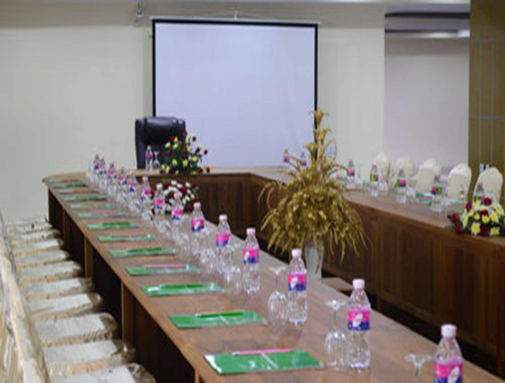 Myat Nan Yone Hotel Naypyidaw Exterior foto